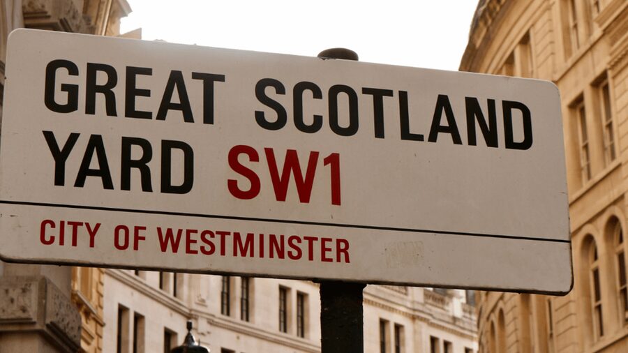 London: Harry Potter Movie Location Tour with an APP - Westminster Station to Trafalgar Square: real London as the story stage
