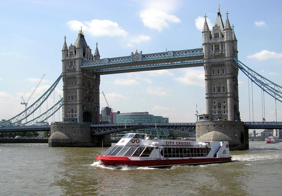 London: Harry Potter Walking Tour and Tower of London Entry - London Bridge and the Tower: the route shifts from movie locations to real fortress power