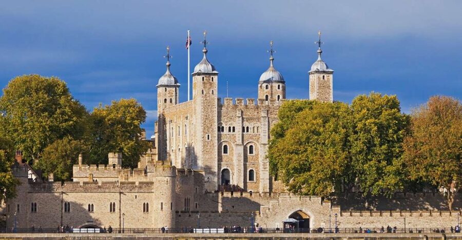 London: Harry Potter Walking Tour and Tower of London Entry - Potter shop stops and why the discount matters