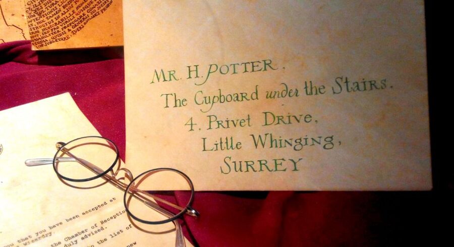 London: Harry Potter Walking Tour with Platform 9 3/4 - Trafalgar Square and Leicester Square: movie premiere landmarks in plain sight