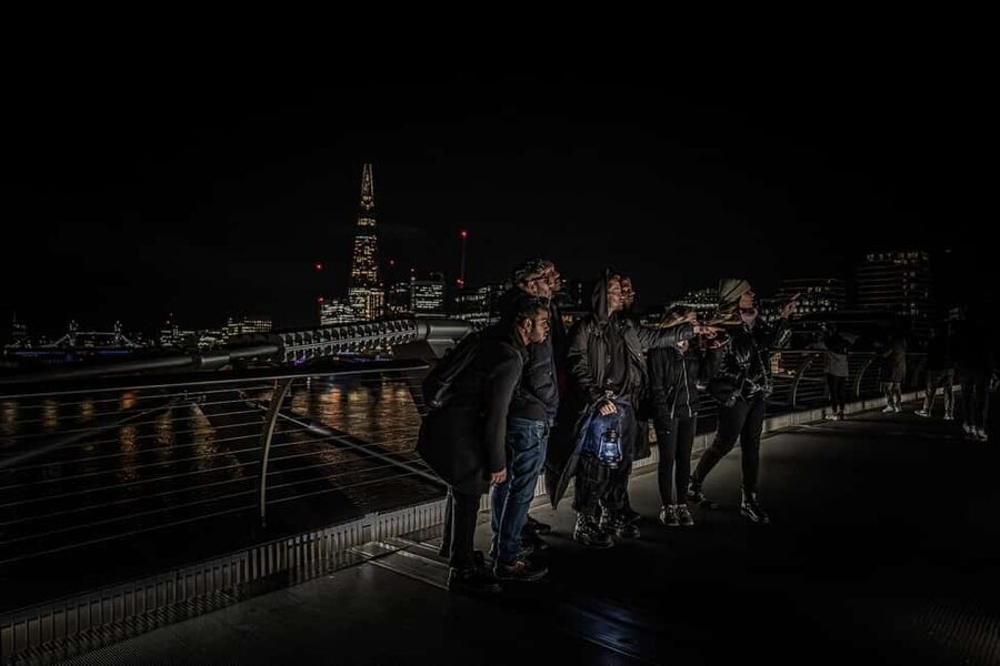 London: Haunted Ghost Night Walking Tour - The guide, the group, and how the storytelling lands