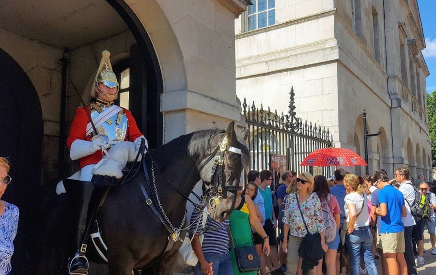 London Highlights Taxi Tour - Fish and chips, pubs, and the small pauses that keep it enjoyable