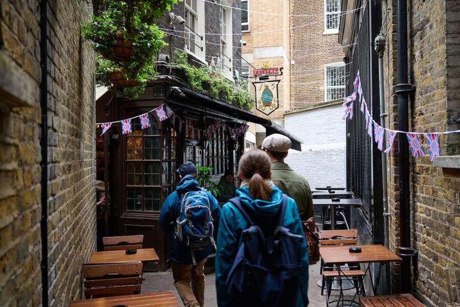 London: Historic Pubs, British Ales & Classic Dishes - Getting oriented at St Andrews Holborn Garden before you sip