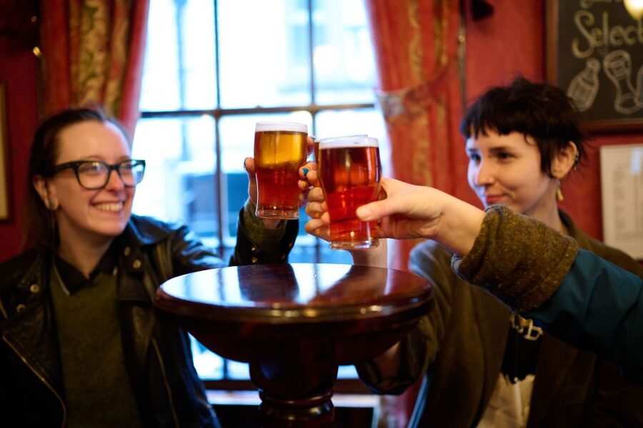 London: Historic Pubs, British Ales & Classic Dishes - What you actually eat and drink, and how to order confidently after