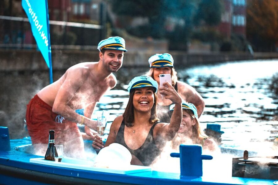 London: Hot Tub Boat Guided Historical Docklands Cruise - Should You Book This Hot Tub Docklands Cruise?