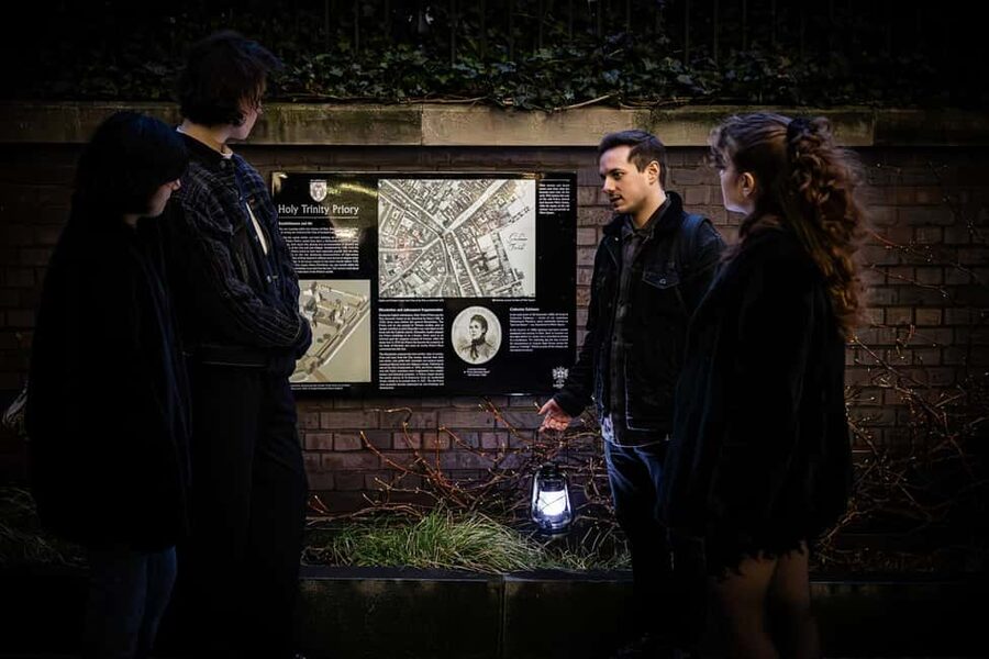 London: Jack the Ripper Night Walking Tour in Whitechapel - The Ten Bells Spitalfields stop: a landmark you can feel