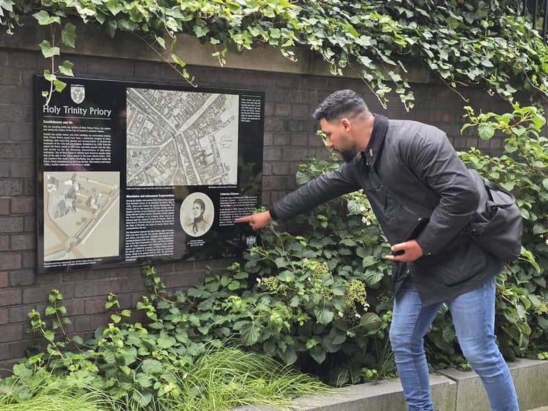 London: Jack the Ripper Tour with Historic Pub Stops - White Hart to the first street clues in Whitechapel