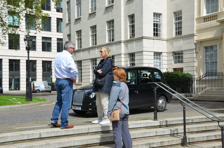 London: James Bond Shooting Locations Tour by Black Taxi - St. Petersburg on London streets: spotting the filming double
