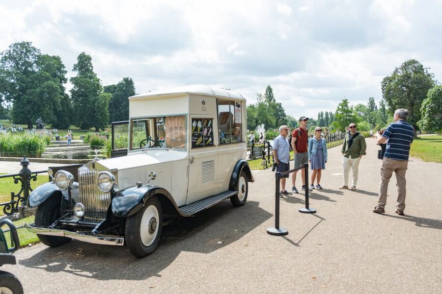London: Kensington Palace Afternoon Tea & Guided Walk - Kensington Palace Gardens: Sunken Garden and the details you can’t unsee