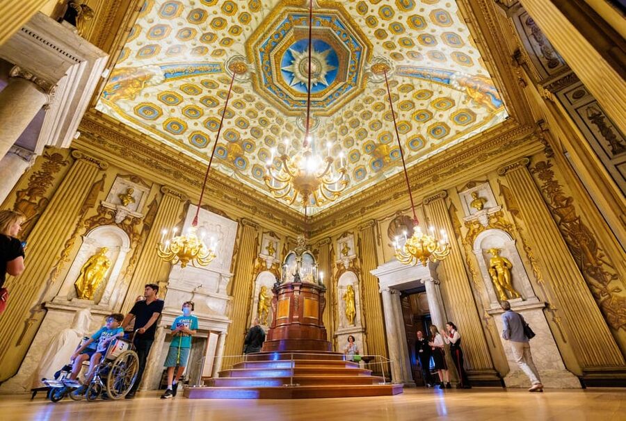 London: Kensington Palace Tour, Guard Change & Afternoon Tea - Buckingham Palace Changing of the Guard: what you’ll see, and what can change
