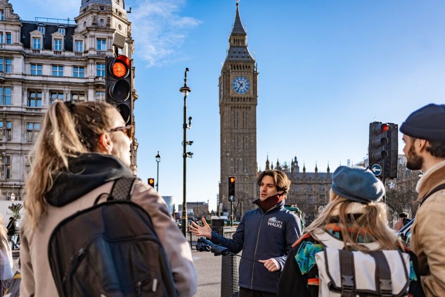 London: Landmarks Walking Tour & Harry Potter Walking Tour - Finding your guide at Trafalgar Square, and why the start works