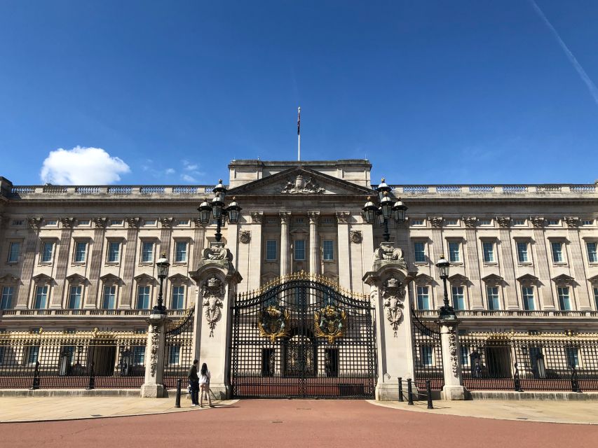 London: Life and Legacy of Queen Elizabeth II Private Tour - Horse Guards Parade: ceremony with rules behind it
