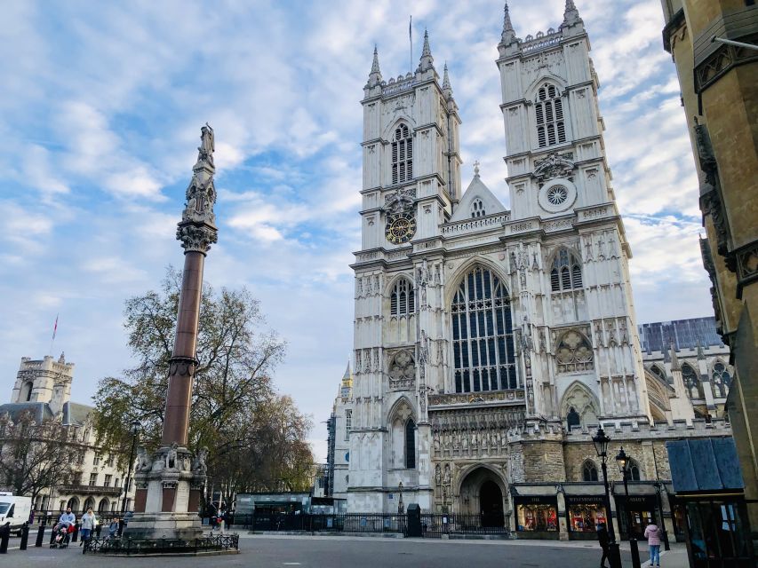 London: Life and Legacy of Queen Elizabeth II Private Tour - Westminster Abbey: wedding, coronation, and funeral in one emotional arc