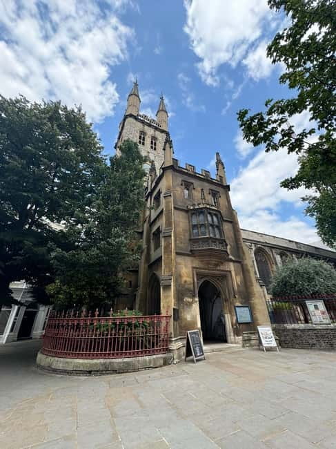 London: Medieval Tales and Martyrs Walking Tour - Who this walking tour fits best