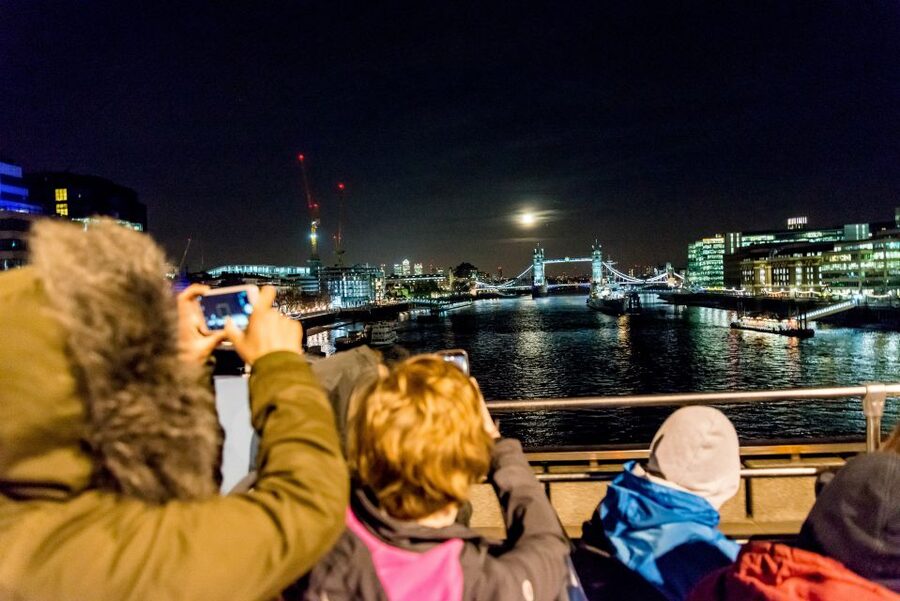 London: Nighttime Open-Top Sightseeing Tour with Live Guide - Open-Top Comfort: Weather, Clothing, and Photo Expectations