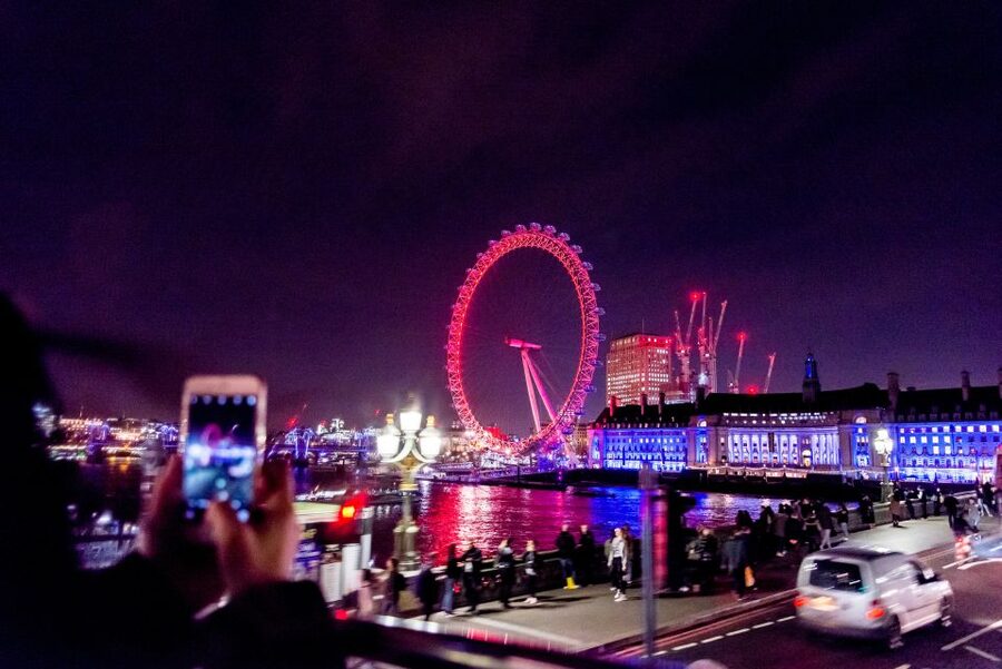 London: Nighttime Open-Top Sightseeing Tour with Live Guide - How the Live Guide and 12-Language Audio Work Together