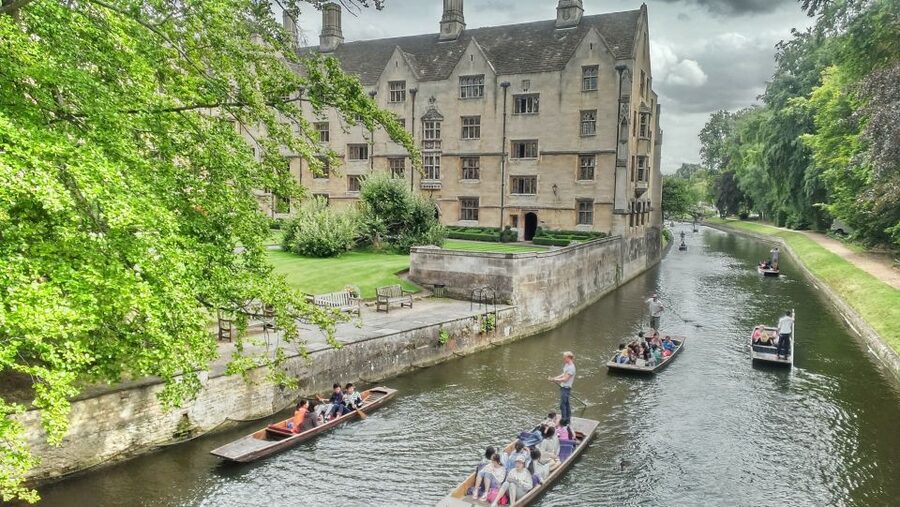 London: Oxford and Cambridge University Town Tour with Guide - Oxford walking tour: chasing the City of Dreaming Spires
