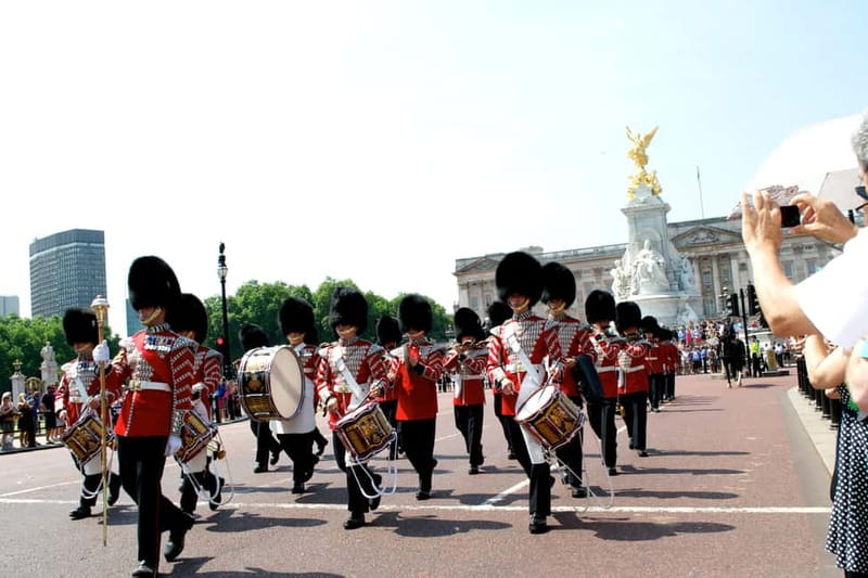 London Package: Royal Bike Tour with River Thames Cruise - Cycling through Royal London without stressing about traffic