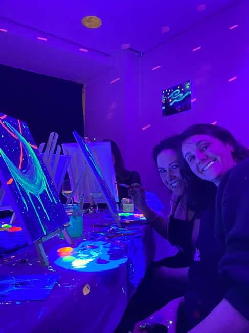 London: Paint and Sip in the Dark with Bottomless Drinks - The studio atmosphere: dark room, glow paint, real coaching