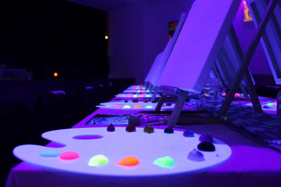 London: Paint and Sip in the Dark with Bottomless Drinks - How to get the best results as a complete beginner