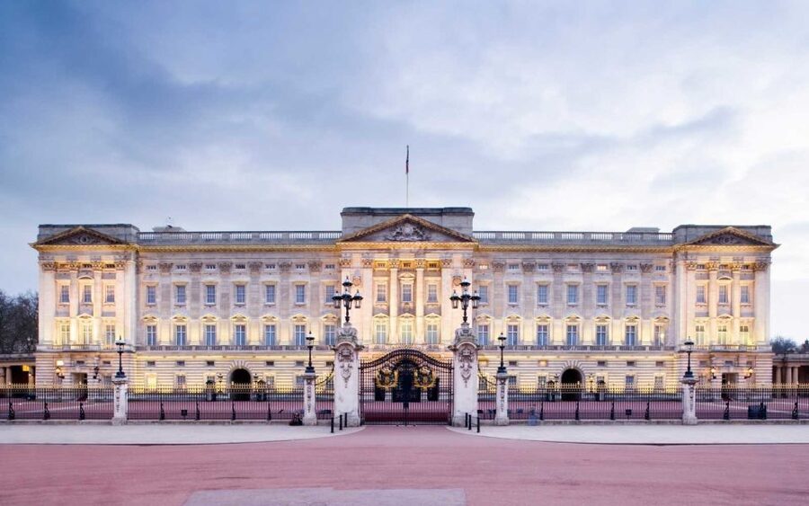 London: Palaces and Parliament Walking Tour - Should you book Palaces and Parliament with a local guide?