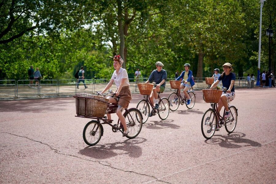 London: Private Family Guided Bike Tour with Childseats - Bicycles and Family Gear: Seats, Tag-Alongs, and Style Options