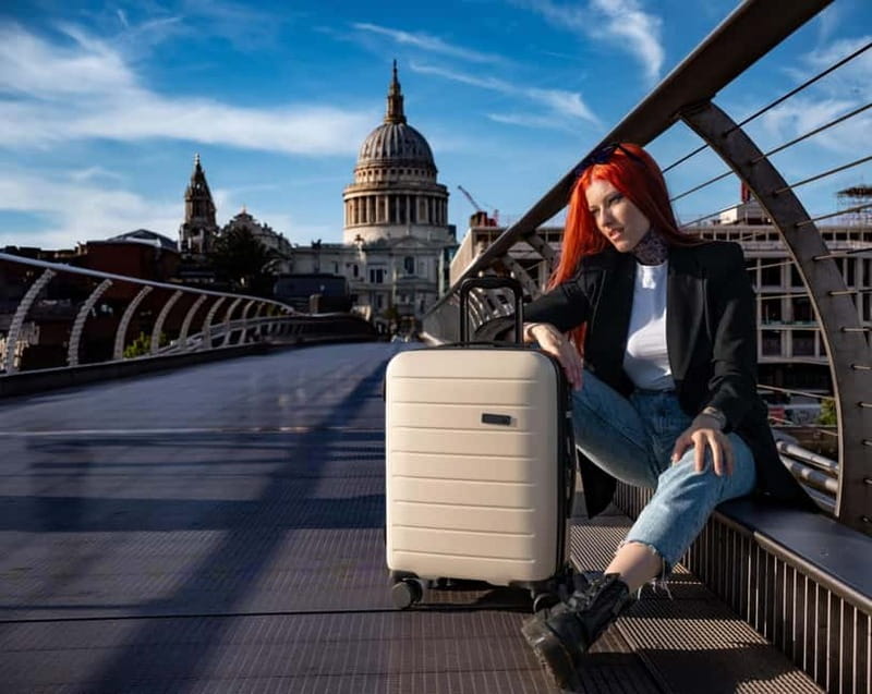 London: Private travel vacation photoshoot -Romantic Special - Price and value for a private shoot near Central London landmarks