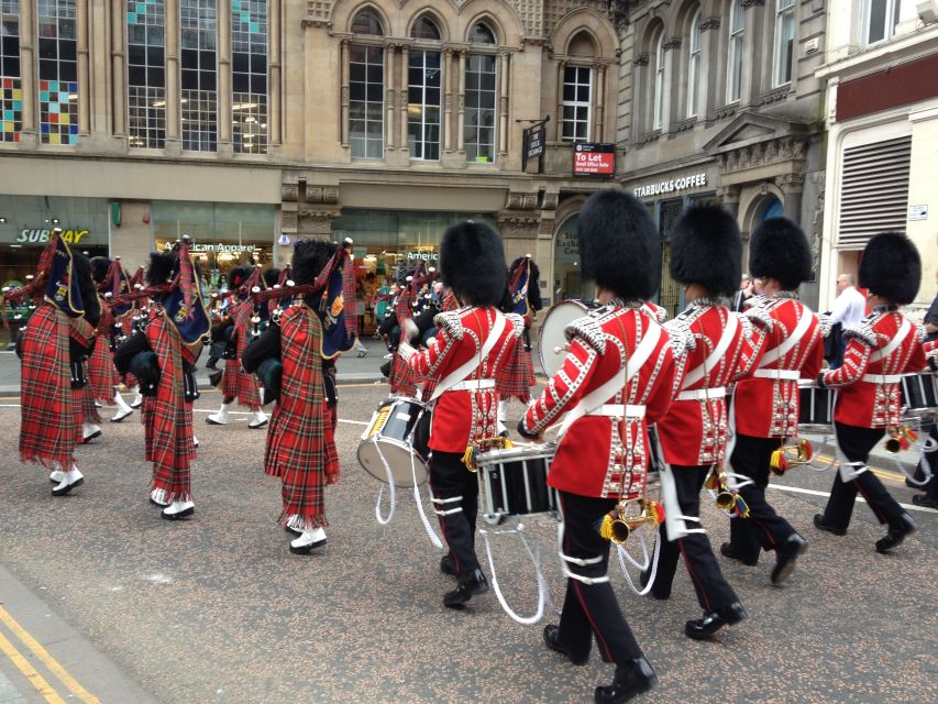 London: Private Walking Sightseeing Tour - Buckingham Palace and the balcony story you will remember