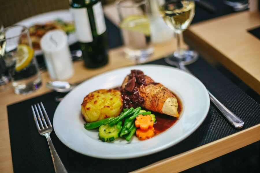 London: River Thames Dinner Cruise - Should You Book This Thames Dinner Cruise?
