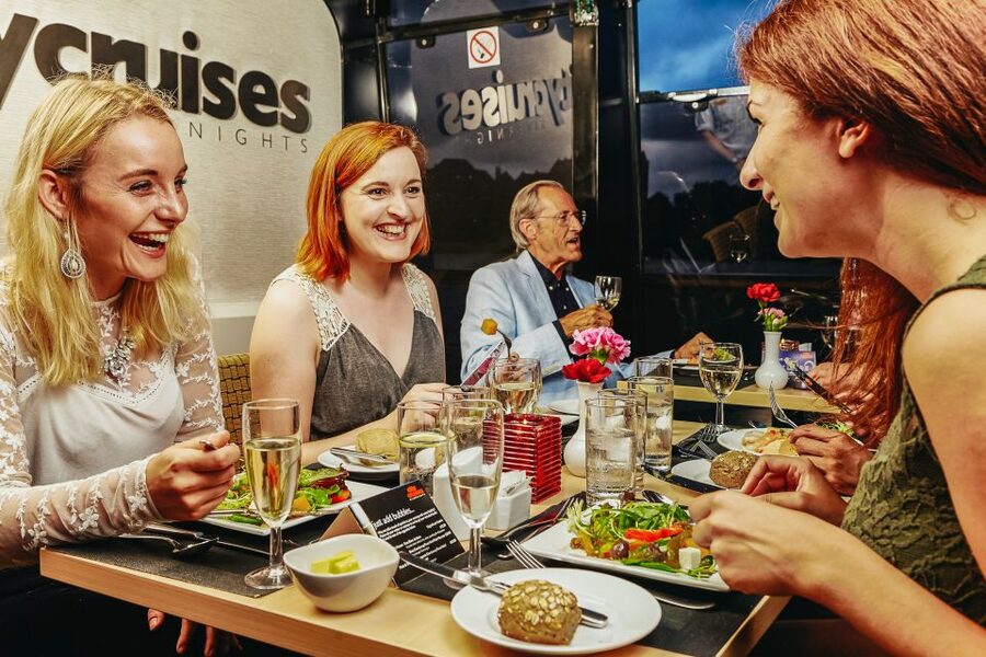 London: River Thames Dinner Cruise - Dinner Service Meets Live Music: What the 3 Hours Actually Feel Like