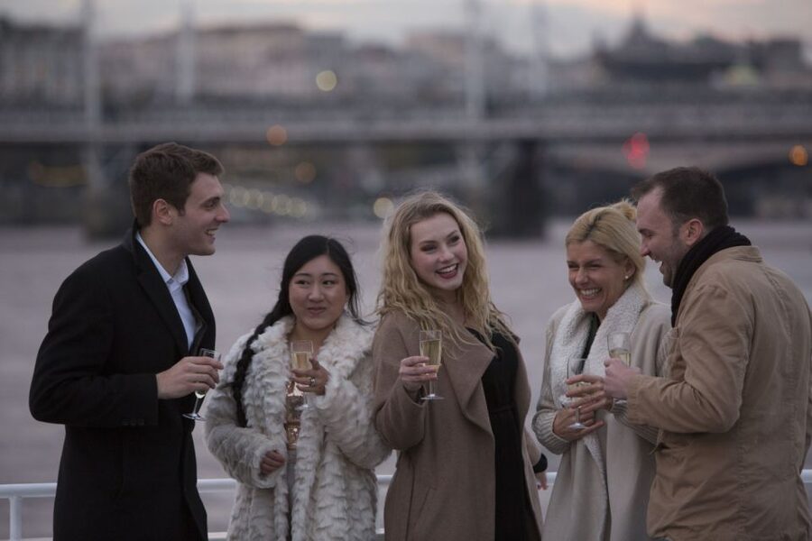 London: River Thames Evening Cruise with Bubbly and Canapés - London Thames evening cruise: why this works so well at night