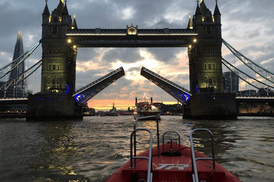 London: River Thames Sunset Speedboat Experience with Drink - Key highlights on this Thames sunset speedboat