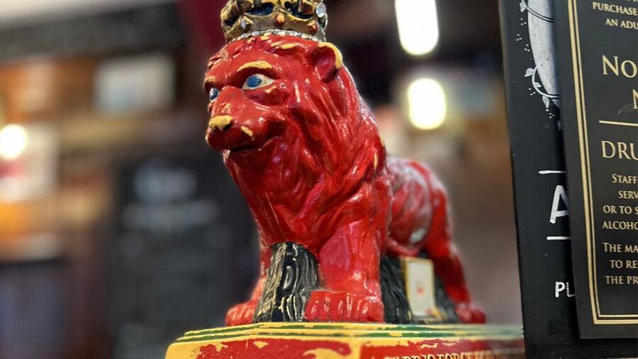 London: Royal Historic Pubs Walking Tour - Secret alleyways, tunnels, and the pop-culture royal legends