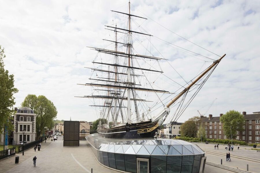 London: Royal Museums Greenwich Day Pass - Meridian Courtyard: the one-foot-in-two-worlds moment