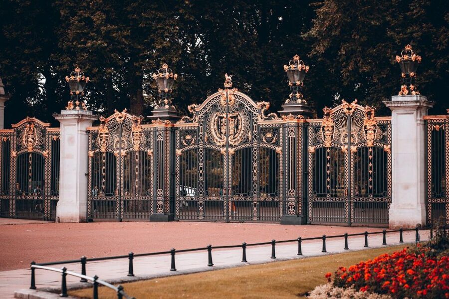 London Royal Tour - Buckingham Palace Entry - 12 guests 2,5h - Commonwealth Memorial Gate and Queen Victoria: Reading Monuments Like a Local
