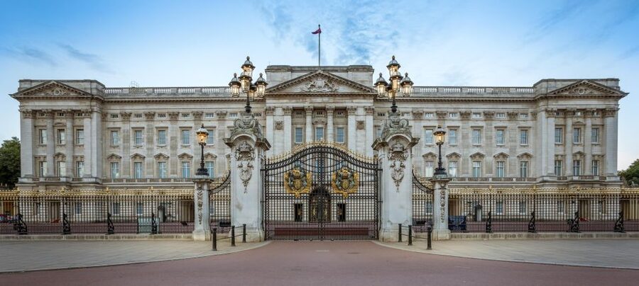 London Royal Tour - Buckingham Palace Entry - 12 guests 2,5h - Parliament, Assassination Attempts, and The Crown Stories on the Streets
