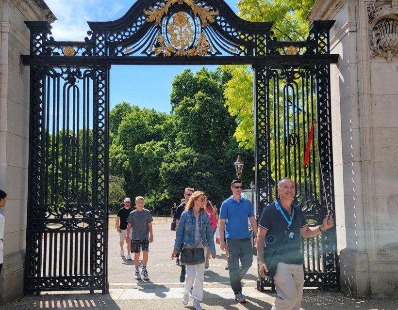 London: Royal Walking Tour and Buckingham Palace Audio Tour - Clarence House and the Victoria Memorial, small detours that pay off