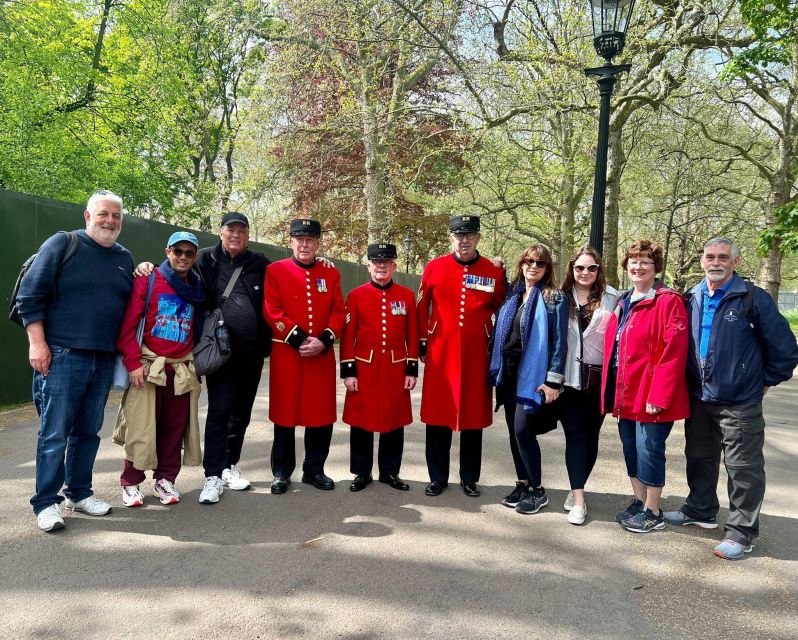 London’s Royal Family and Changing of the Guard Tour - Buckingham Palace moment: seeing the official stage where the monarchy works