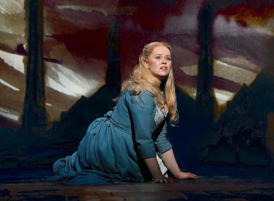London's West End: Ticket to Les Misérables - What the staging does with 19th-century France