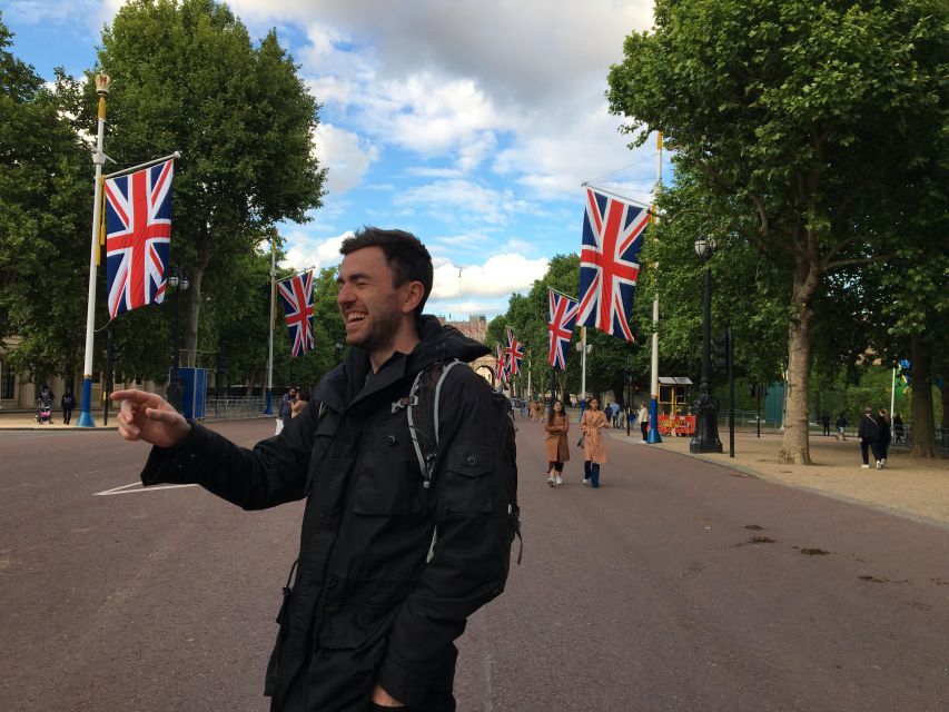 London: Sightseeing Tour - in clear, slow English - 10 Downing Street, Larry the cat, and Westminster politics you can actually follow
