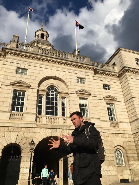 London: Sightseeing Tour - in clear, slow English - Buckingham Palace and the Changing of the Guard ceremony