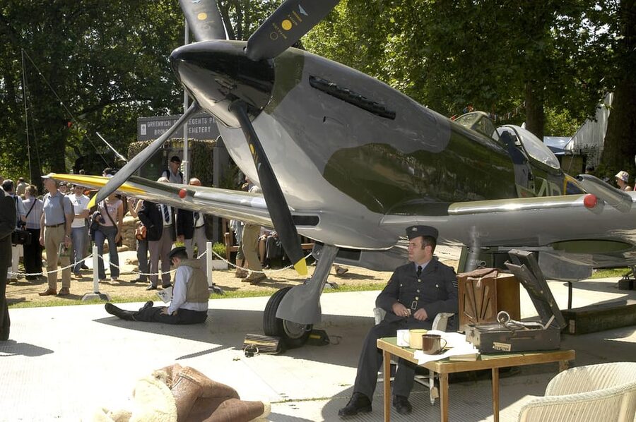 London: Spitfire Cockpit Experience - Time travel starts in Hangar 3
