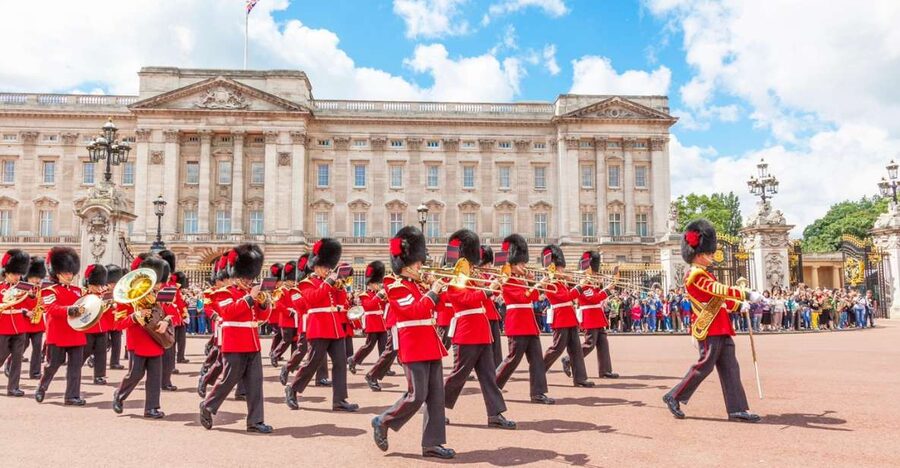 London: The Changing of the Guard Tour and Buckingham Palace - Meeting at Green Park: Start Where the Tour Actually Begins