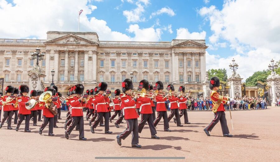 London: The Changing of the Guard Tour and Buckingham Palace - My call: Should you book the Royal Westminster and Changing of the Guard tour?