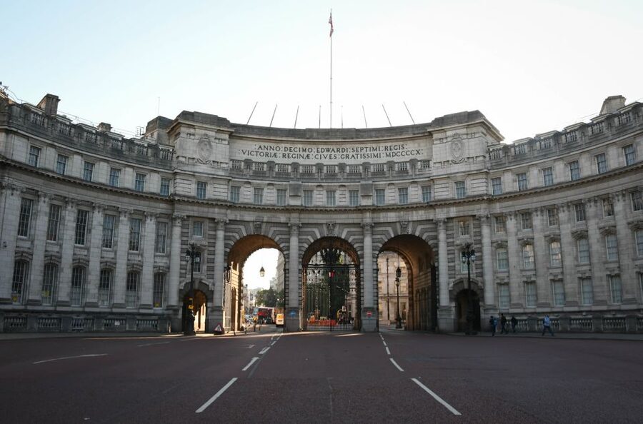 London: Top 30 Sights Walking Tour and London Dungeon Entry - London Bridge Area: Shakespeare’s Globe, HMS Belfast, Tower Bridge, Tower of London