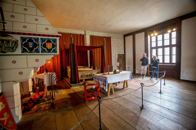 London: Tower of London and Crown Jewels Exhibition Ticket - Beefeater tours and Yeoman Warder storytelling that actually sticks