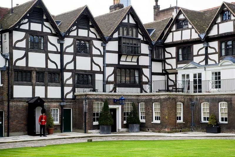 London: Tower of London and Crown Jewels Exhibition Ticket - Crowds and queues, how to reduce stress without missing the icons