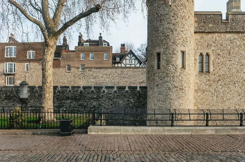 London: Tower of London Early Access w/ Beefeater and Jewels - Practical walking notes: what to wear and what you should leave behind