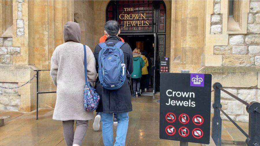 London: Tower of London Tour with Crown Jewels & Beefeaters - Meeting point reality: starting at Tower of London Gift Shop and Tower Place West
