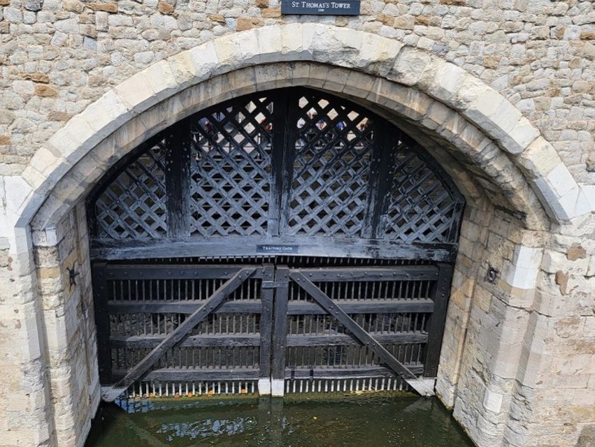 London: Tower of London Tour with Crown Jewels & Beefeaters - Jewel House time: seeing the Crown Jewels with an intro first